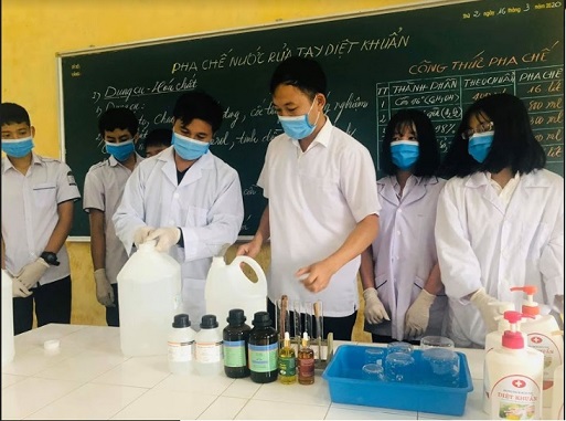 Hà Tĩnh: Giáo viên cùng học sinh pha chế nước rửa tay khô từ thảo dược ủng hộ phòng dịch covid-19